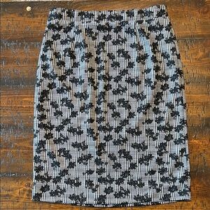 41 Hawthorn Monochrome Floral Pencil Skirt